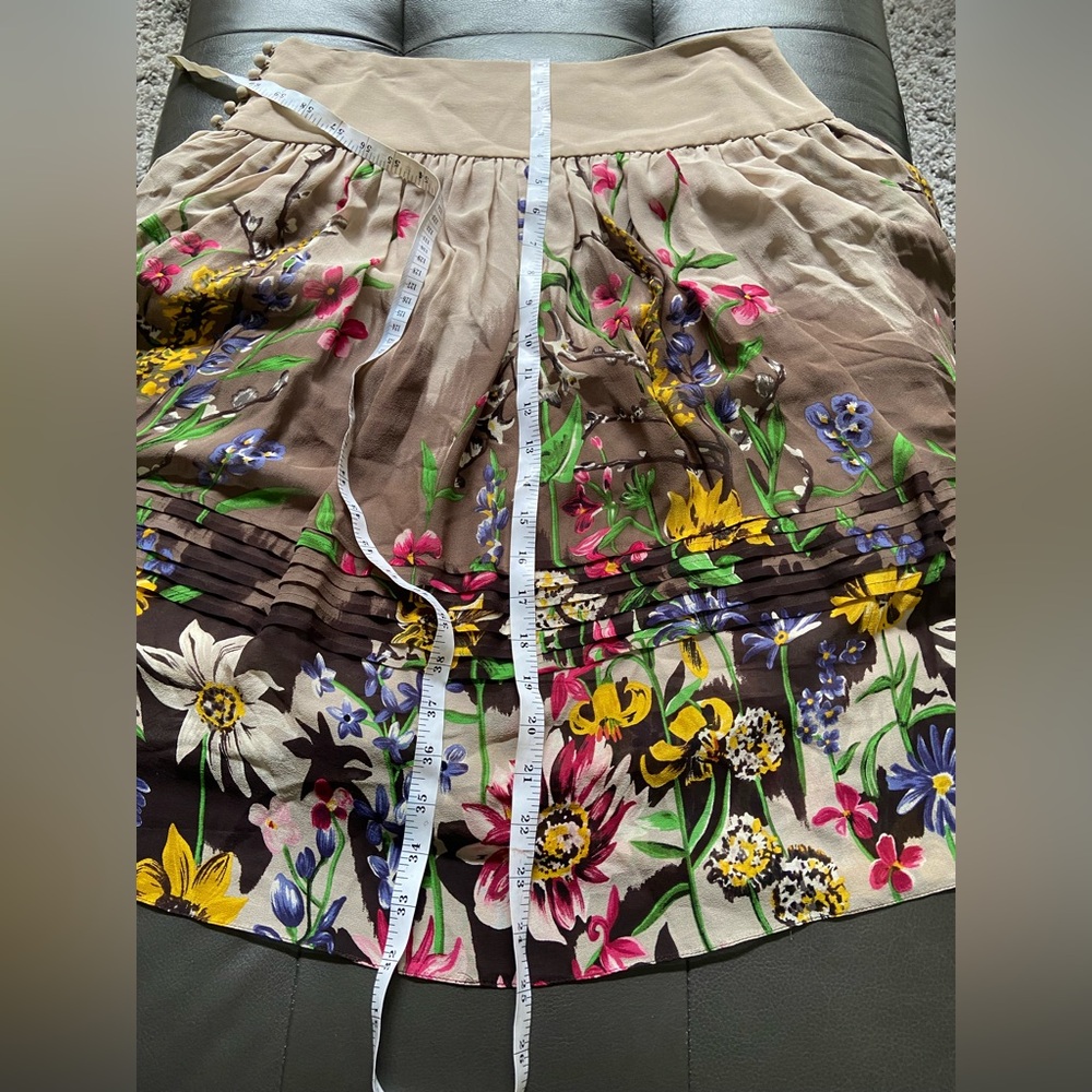 BCBG MAXAZRIA skirt size 4 
Used in good condition 
See pictures for details - Picture 10 of 10
